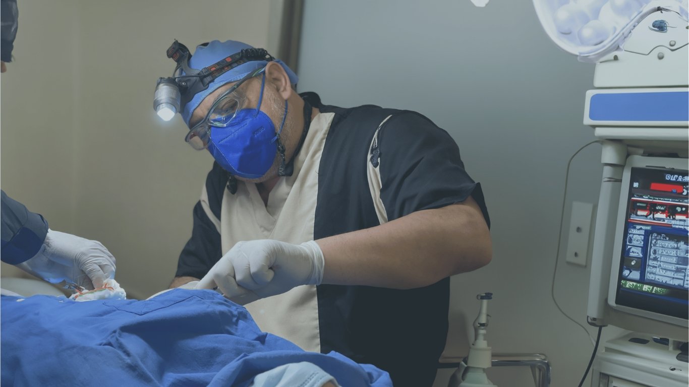 Dr. José Dolores Manrique Cruz durante un procedimiento