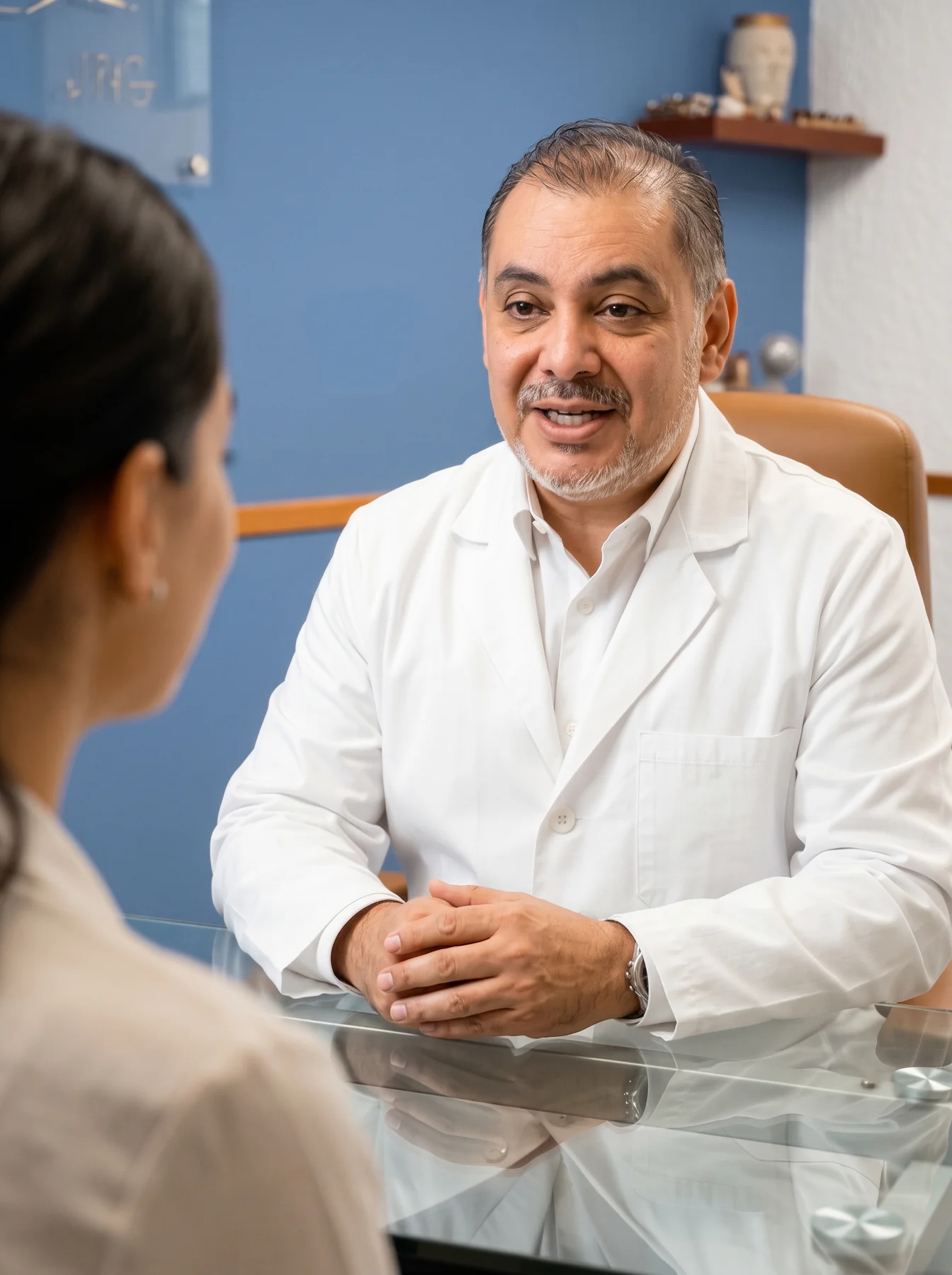 Dr. Manrique escuchando a una paciente en su consultorio
