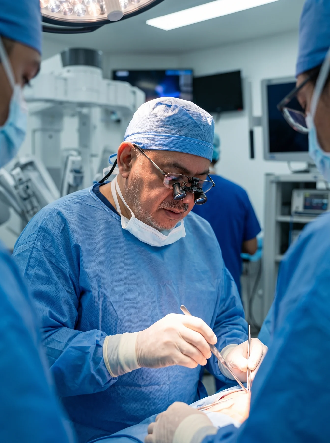 Dr. Manrique durante una intervención con su equipo