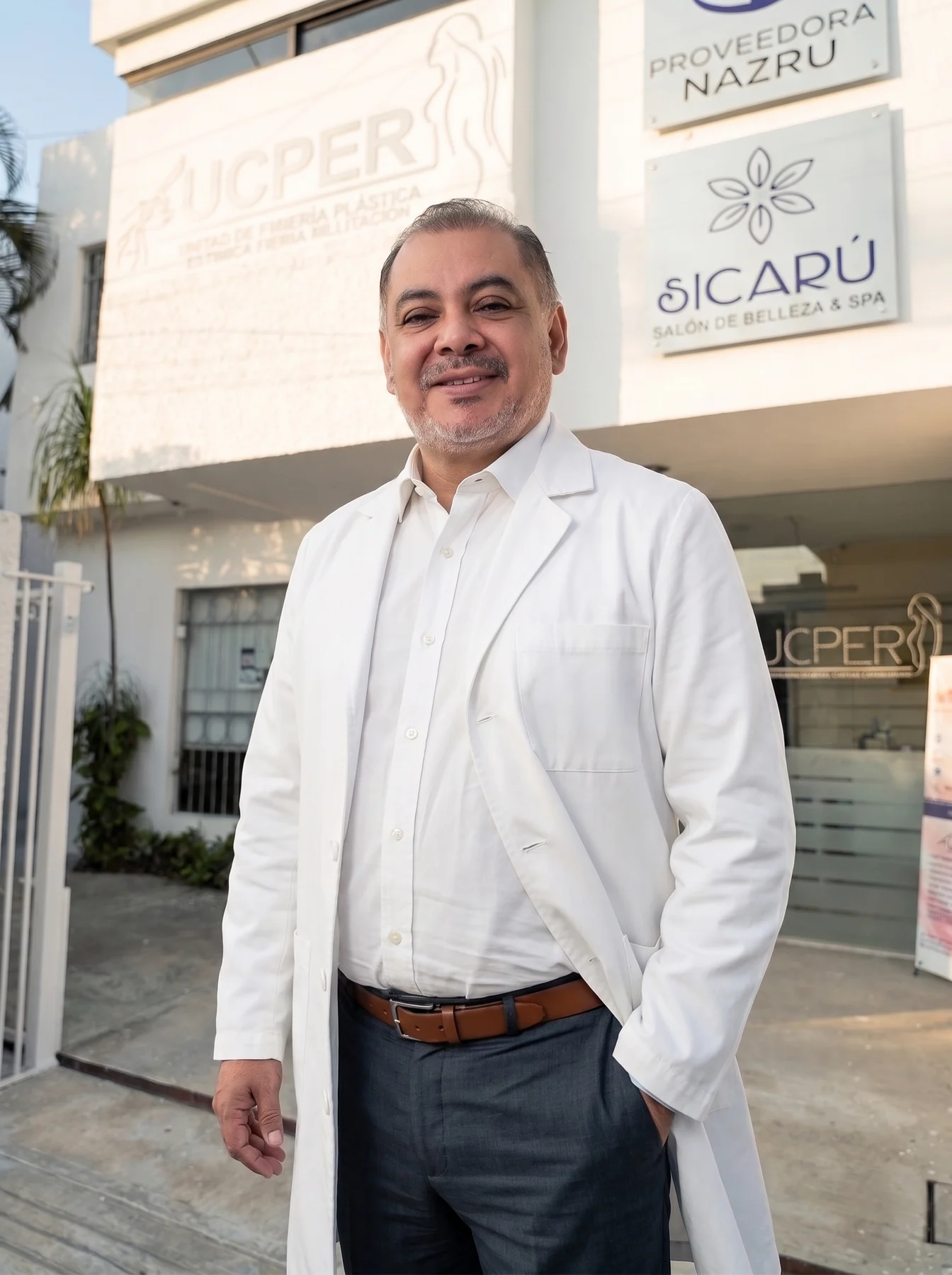 Dr. Manrique frente a la entrada de UCPER